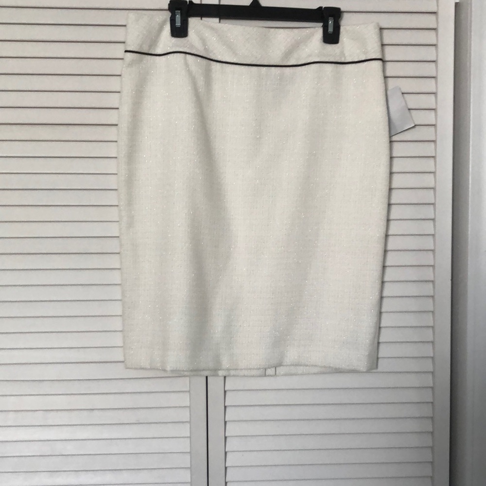 Kasper separates skirt